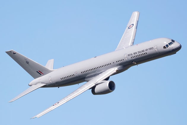 RNZAF's Boeing B757 completes a high-side pass at Wanaka 2018. (Phil Hosking)