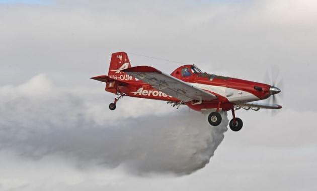 An Aerotech Air Tractor AT-802 puts on a water bombing demonstration. (Steve Hitchen)