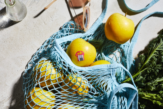 Fresh produce business, Montague, is harvesting yellow skinned apples, or yello, to hit grocery shelves from 20 May.
Source: Montague