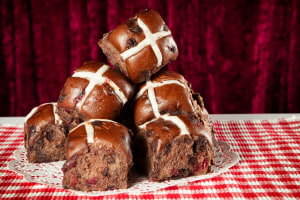 Coles and Arnott&rsquo;s &lsquo;wheely&rsquo; hot cross buns