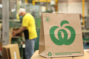 Woolies, Detpak launch Aussie-made paper bag