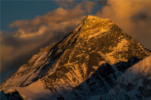Video: Watch a DJI Mavic soar above Mt Everest