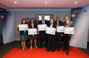 EADS presents free share certificates to employees