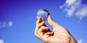 Water-filled capsule seeks to replace the plastic bottle