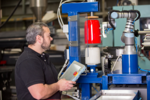 Industrial robots and cobots rise up 