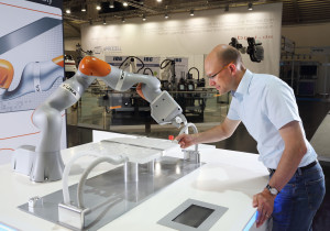 Robot offers &lsquo;third hand&rsquo;