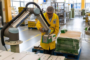 Cobots speed up palletising at Unilever 