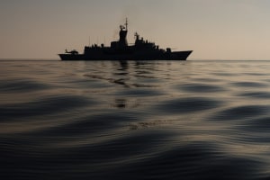 New mast for HMAS Arunta
