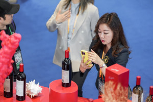 China removes heavy tariffs from Australian wines