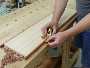 Edging veneered panels