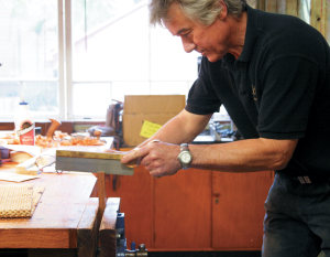 How to use a handsaw