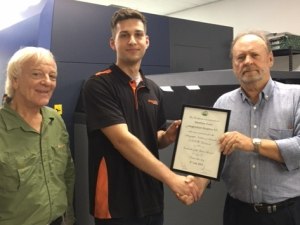 LIA  presents runner-up award to Zunic
