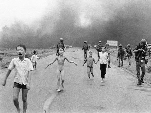 400 photographers criticise World Press Photo over Nick Ut&rsquo;s &lsquo;Napalm Girl&rsquo; credit