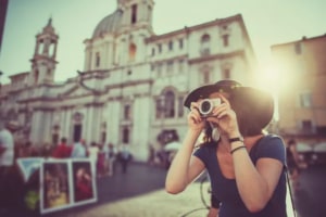 Mirrorless camera sales up 20% as tourism booms