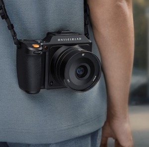 Hasselblad releases new lightweight 28mm f/4 lens for Street Photography