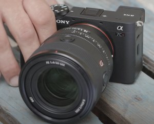 Sony announces the powerful compact Alpha 7CR