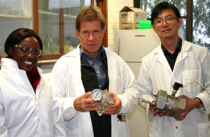  Self-desalinating saltwater system requires no electricity