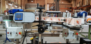 Labeller designed for small-scale beverage jobs