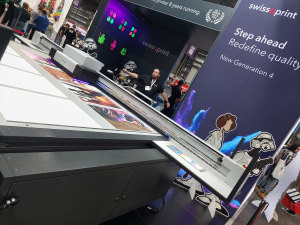 SWISSQPRINT ON POZITIVE STAND