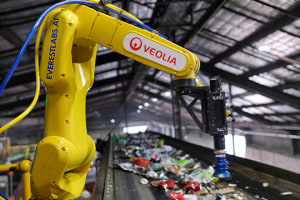 Veolia unveils Aus-first AI powered recycling robot arm